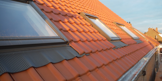 Dakwerken Lambrechts regio Antwerpen dakgoten schouwen dakramen hellende platte daken lichtkoepels isolatie en herstellingen